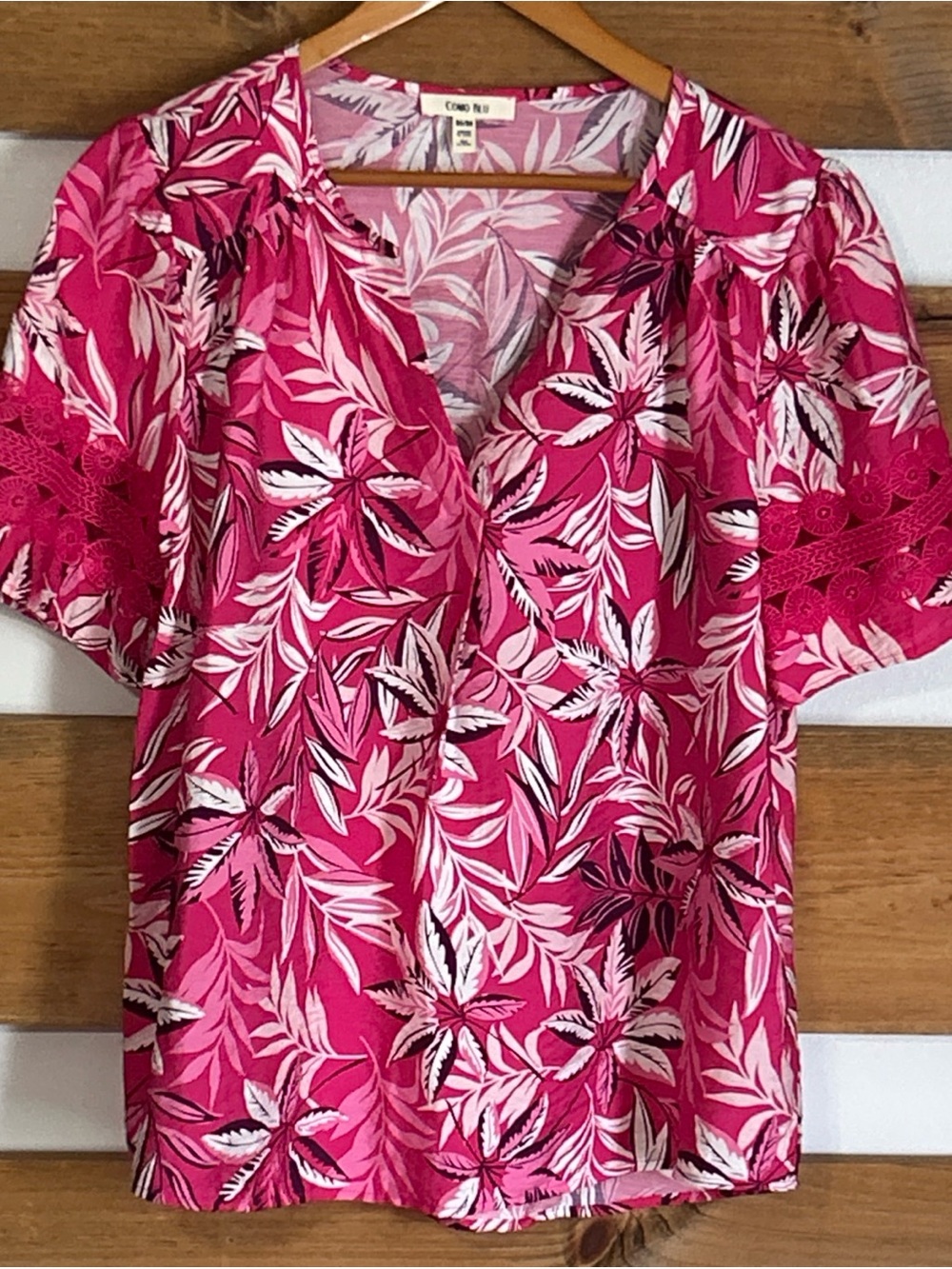 Como Blu V-Neck Pink Large Floral Pattern Lace Sleeve Accents Women's Size M